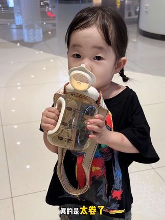 之前齁贵齁贵的#世喜吨吨桶 现在价格太合适了,#世喜 的品质给宝宝用着放心,颜值也在线,天热了快给宝宝安排上#儿童水杯#宝妈心选 #水杯