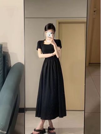 女孩纸人手必备的一条小黑裙~#气质小黑裙