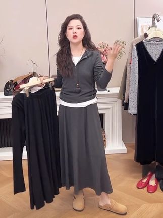宝子们!小个子秋装闭眼入这套~假两件上衣+高腰百褶裙,面料柔软舒适,显高又有气质,日常出街超合适!#慵懒风穿搭 #显瘦遮肉 #穿搭小心机 #套装穿搭#小个子显高显瘦穿搭