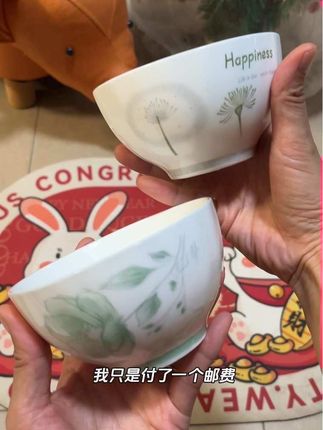 平时这个价格只能买一个米饭碗,但现在买到的是五个这么好看的碗,质感好又精致,来听听声音多厚实。手感沉甸甸的,细节做的很圆润,口径是四点五英寸的右下彩,高温烧制不会掉颜色,用着超安心,用它吃饭喝汤都更香!能进微波炉洗碗机,心情都是美美的。错过真的要拍大腿,宝子们别犹豫,快点薅!#陶瓷饭碗 #米饭碗#平价好物