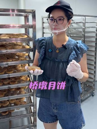 你有故事,我有月饼。你有人脉,我有月饼。你有财运,我有月饼。中秋即将来临,香甜可口的月饼开卖,欢迎新老顾客订购。做我的客户我宠你#月饼