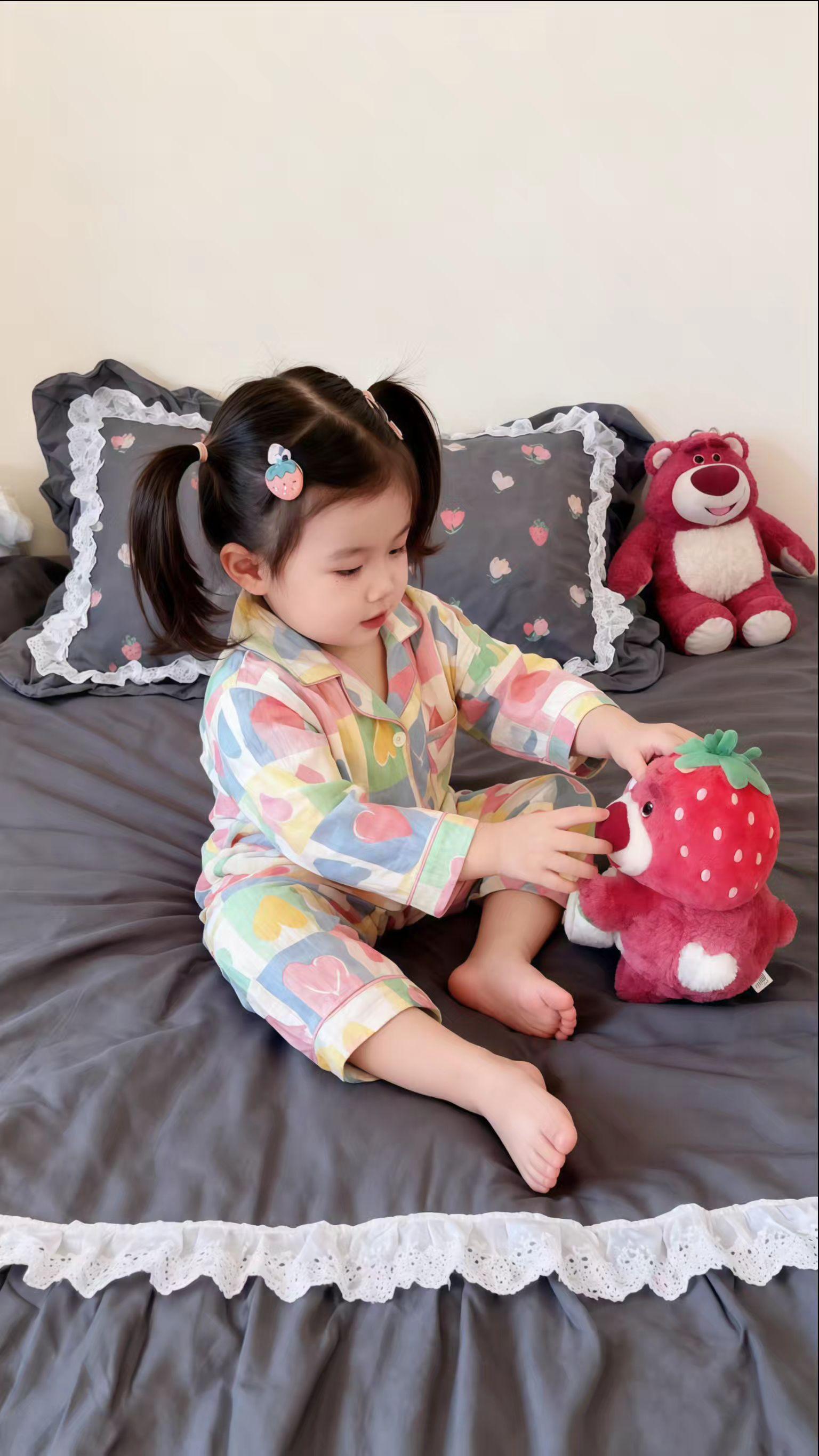 看着他从皱巴巴的小不点,长成会跑会叫‘妈妈’的小调皮,才发现时间最神奇的魔法,是让每个平凡的日子都藏着细碎的甜。 #生女儿就是用来打扮的 #儿童家居套装 #骗你生女儿 #可爱到爆炸💥 #萌宝穿搭