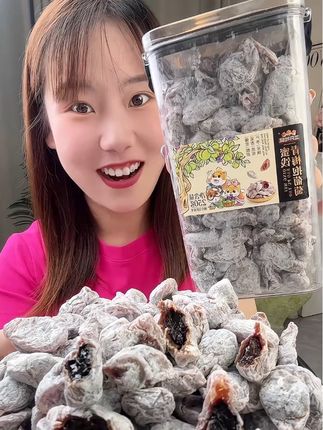 就你平时追剧或者是嘴巴馋了,没味的时候你就来两颗,真的别提多过瘾了!#青梅抱葡萄 #青梅 #三只松鼠 #追剧小零食