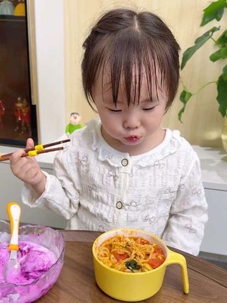 宝宝的训练筷就选这种实木的,加个辅助器上手就会用,再也不用大人喂饭了 #儿童筷子#儿童训练筷#母婴好物#实木筷子