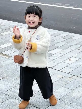幸福没有标准答案 快乐也不止一条路 不管是以前自由自在的我 还是现在认真带娃的我 自己喜欢的日子都是好日子 与孩子朝夕相处的日子里 我们成了彼此的依靠 她的每一句妈妈都在治愈我的疲惫 妈妈两个字并未困住我而是赋予了我 让我成为温柔坚强且勇敢的人!#宝妈推荐 #女童外套 #生女儿就要这样穿 #萌娃穿搭