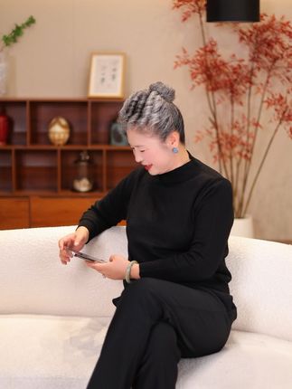 生活总是充满惊喜和感动,它不仅仅是礼物,更是一份孝心#中老年女装 #减龄气质 #新中式穿搭 #奶奶马甲