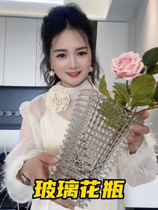 玻璃花瓶放在家里哪个位置都好看,轻奢搭配颜值高,随便插上几朵花就更好看了#巴卡拉玻璃花瓶#花瓶#花瓶摆件