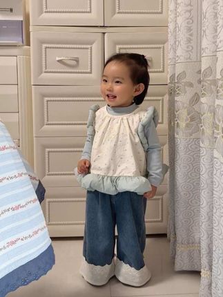 人生角色那么多 最有分量的永远是那句“妈妈” 不强调母爱也不谈牺牲 因为爱你 我也是幸福的童年 时光又短又珍贵 坚持用爱的小事填满 有人用童年治愈一生 有人用一生治愈童年 妈妈希望你永远属于前者~ #人类幼崽 #骗你生女儿 #女宝套装 #我的女孩👧🏻