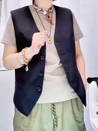 四粒扣百搭马甲英伦常规款休闲无袖气质女士时尚#时尚#爆款#马甲#强烈推荐 #面料柔软舒适 @DOU+上热门