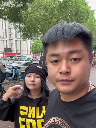 只是不在医院 只要不在宾馆 只要不在阜阳 心情都是好的 小月子也十多天了 出来透透气也好 还好有龙哥陪着我 出来几天把💊停了 看看眼睛会不会好些……