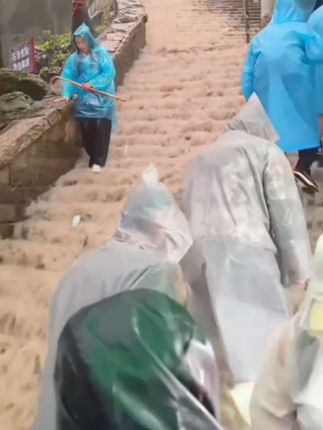 雨中泰山,爬一次就会终身难忘 泰山会制服每一个嘴硬的人!#泰山 #爬山 #泰山暴雨 #徒步