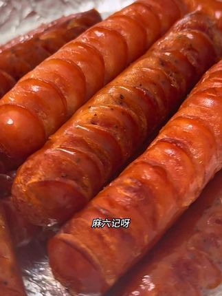 烤出来滋滋冒油嘎嘎香!肉香十足还劲道!都是猪后腿肉做的大人孩子放心吃#麻六记小旺肠#烤肠真香