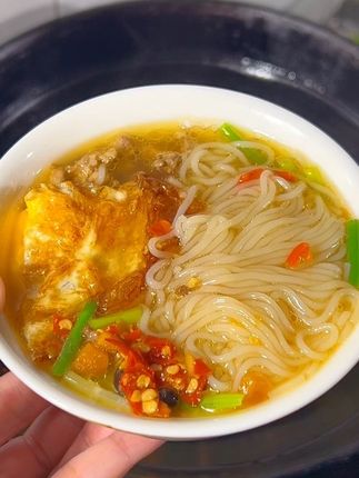 在家这样煮一碗汤米粉给小孩吃吧,简单又美味😋