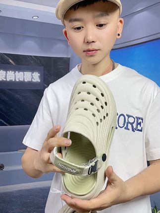 家人们快看呀!这款厚底增高洞洞鞋,户外运动,上班通勤都可以穿,趁着现在价格划算,抓紧冲呀!#好鞋推荐 #好穿又好搭 #好穿不累脚 #夏季新款 #透气舒适