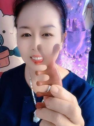 #创作灵感 家人们,是不是经常头发大把掉,头皮还老痒痒?我之前也是这样。直到入手了这款檀木经络五齿梳!五齿设计,能多功,平时在家用它梳一梳,防脱效果超棒。