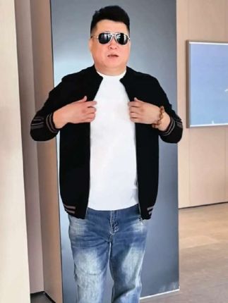 大码拉链针织开衫,180多斤以上胖男生都可以穿,时尚百搭,显瘦版型,面料舒适弹力大,上班休闲皆可#大码男装 #胖男生#拉链针织开衫#港风穿搭@DOU+小助手