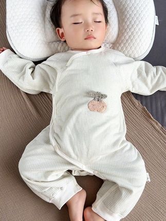 天气一天比一天冷了,这种双层夹棉的保暖小哈衣,快给宝宝安排上,可单穿,天冷还能当打底穿,纯棉的面料,宝宝穿着更舒服#宝宝夹棉连体衣 #保暖又好看 #婴幼儿服饰 #高品质童装 #面料柔软舒适