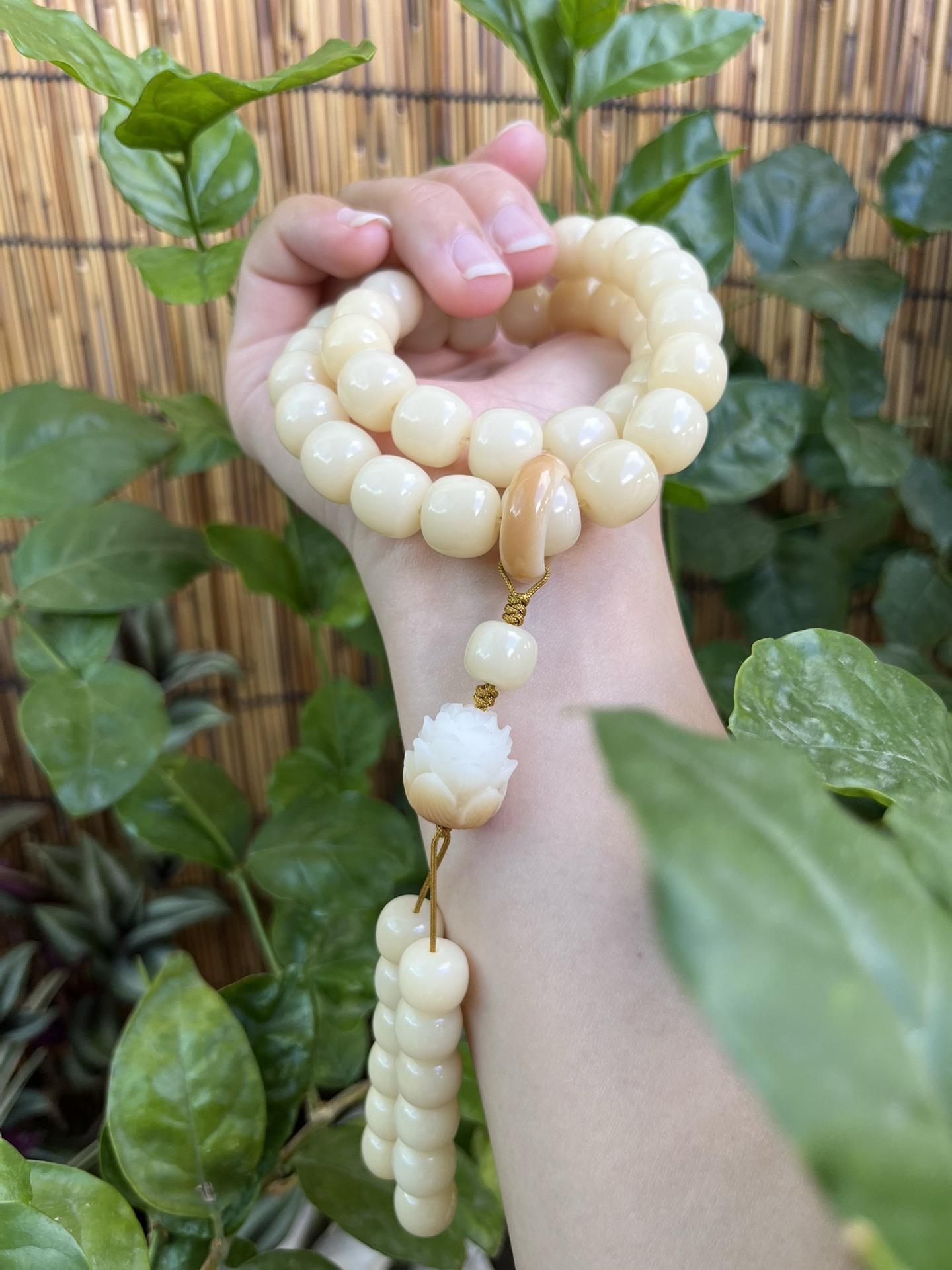 手持菩提手串,奶油莲花手串念珠#菩提手串 #菩提穿搭 #菩提根手串 #禅意人生佛系生活
