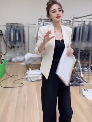 高端短款西装外套2025新款秋季高级感气质简约通勤修身上衣#时尚穿搭时尚穿搭时尚 #黑色高级感穿搭 #高级感穿搭