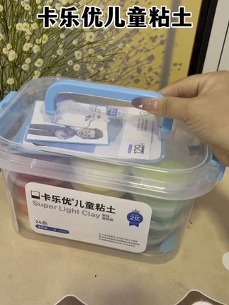 粘土彩泥 为了让儿子少看电视,又给他安排了两大袋黏土。卡乐优的二十四色超轻黏土体验装,易拉伸、好塑形还不粘手,锻炼孩子的动手能力和创造力,可以陪孩子捏出各种可爱的造型。#开学必备#粘土#彩泥