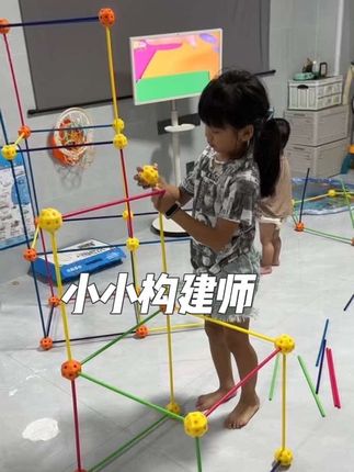 把孩子脑海里的画面变成现实,构建出一个个有趣的城堡、房子、长廊,孩子天马行空的想象,搭建出属于自己的小天地#专注力#构建师 #益智玩具 #想象力 #搭建高手