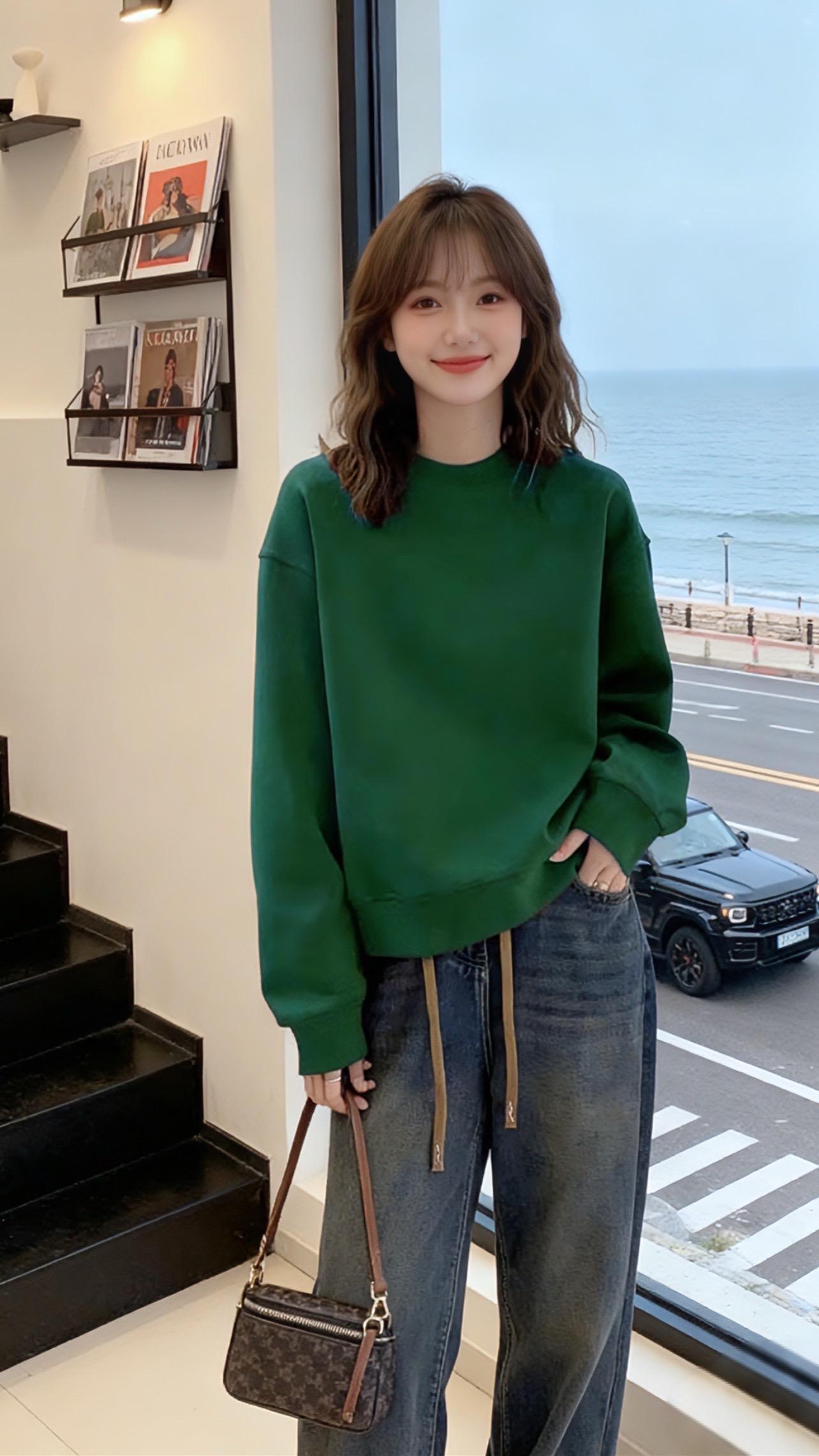 宝子们!这件套头卫衣真的是基础款王者~ 春秋单穿清爽利落,冬天加绒款保暖又大方。  版型是那种恰到好处的休闲宽松,不挑身材不挑肩型,藏肉效果一级棒!面料软乎乎的,贴身穿舒服到不想脱~ 简约设计反而最百搭,配牛仔裤是元气少女,搭运动裤显随性,外披件外套又多了层层次感,日常出街、宅家都合适~  这种闭眼入都不会错的基础款,衣柜里必须囤两件换着穿,实穿度拉满!  #套头卫衣 #基础款穿搭 #春秋上衣 #冬季加绒卫衣