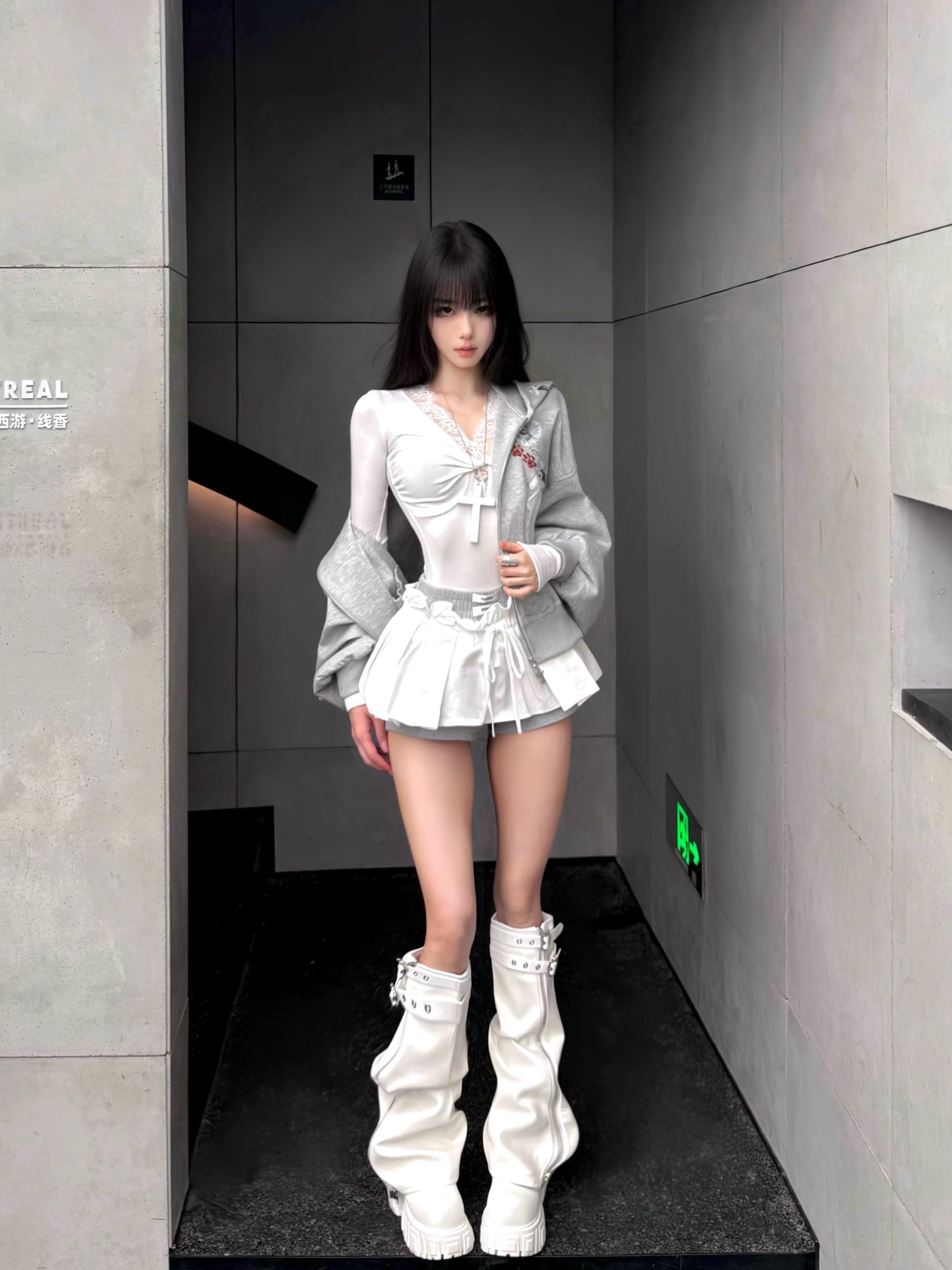 她是天生的矛盾体。#ootd穿搭 #今天穿什么 #ftt外套 #flythetruth #靴子