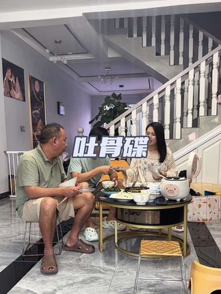 再也不用把吃剩下的饭菜果皮扔桌子上了,既不卫生又难清理。这个吐骨碟它不仅颜值高,还特别实用,平时可以用它装个水果、零食啥的,摆在茶几上,美观又大气,不用的时候就收起来,也不占地方,方便又实用#颜值餐具 #好物推荐🔥 #厂家直发品质保证
