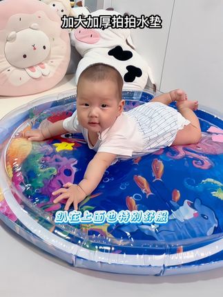 这个加大的拍拍水垫,夏天躺上面真的好凉快好舒服。不仅是玩具,还能锻炼触觉和视觉发展。培养专注力!#爬爬水垫 #婴儿游泳 #宝宝水垫 #拍拍水垫 #宝妈带娃解放双手