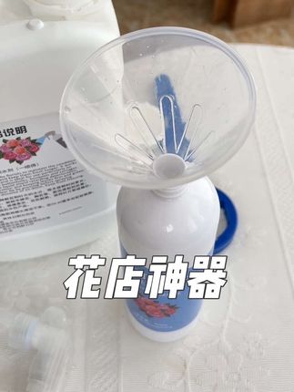 做好的花束一定要喷上鲜花锁水剂可以有效延长花期,减少损耗#鲜花锁水剂#锁水剂