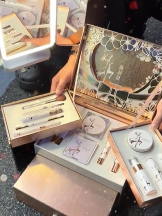 七夕情人节或生日想给女朋友、老婆送份能戳中她心的礼物?这套“一鹿臻情”化妆品美妆套装就很合适呀~