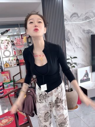 姐妹们,这个美背一定要去拍¥29.9不好穿给我退回来最大码能穿到150斤,32 34的胸去拍8厘米都能给你勒出来勾勾不跑杯不掉杯万丈高楼平地起这不多年穿美背不低于50个了,这是我穿过最好穿的相信我的一定去拍