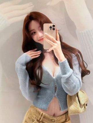 🌸【绝美秋季撩人穿搭】限时抢购!🌸 宝子们!发现超绝秋季穿搭秘籍!这件浅蓝短款针织开衫+卡其灯芯绒短裤组合,直接封神! ✅ 开衫控必入:薄荷蓝温柔到骨子里,V领恰到好处露锁骨,内搭蕾丝边若隐若现,性感又纯欲!短款设计直接拉高腰线,150+170都能穿出三七分! ✅ 短裤控福音:灯芯绒材质高级显贵,卡其色巨显白,高腰设计直接遮小肚肚,开叉小细节走路带风,又A又飒! ✅ 氛围感绝了:搭配同色系腋下包,随手一拍都是杂志封面!通勤、约会、蹦迪都能穿,一衣多用太值了!🌹 #秋季女装 #甜辣风 #卡其色短裤 #针织开衫 博主 #穿搭灵感@南宁市经开区森林杨电子商务工作室(个体工商户)