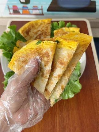 早期几分钟,来做这个鸡蛋手抓饼,5分钟就能出锅了孩子也特别喜欢吃,外酥里嫩简单又好吃,在家做干净又卫生还营养#早餐吃什么#手抓饼#皇家小虎