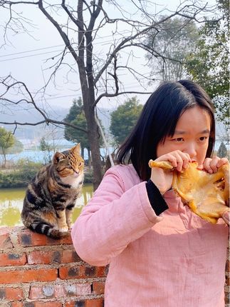 #民间传统美食 #家乡特色 #土特产 荆门十里风干鸡,选用散养两年左右的老母鸡腌制风干而成,清蒸火锅都好吃