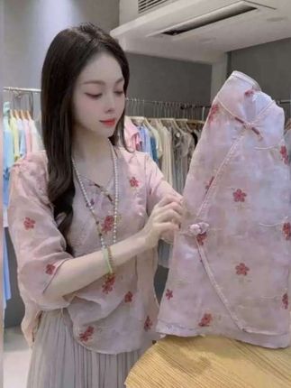 #穿出自己的风格#初秋一周不重样穿搭#新中式穿搭 #一场酣畅淋漓的秋装大开箱#单依纯琥珀系长裙气场拉满@巨量千川