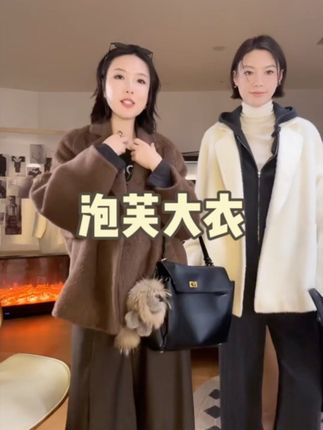 冬天怎么能少得了这件短款大衣呢,很高级的一粒扣设计,简约又大气,上身就像被云朵包裹住一样舒服。#优雅气质 #大衣搭配 #强烈推荐 #时髦穿搭 #高级穿搭