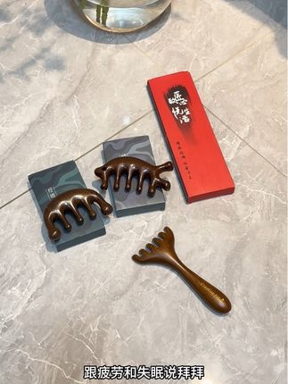 自从买了这把金丝檀木梳子,真的改善了失眠,整个人轻松了不少!!!#金丝檀木梳子经络梳