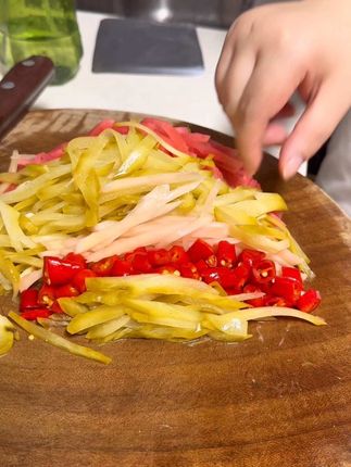 没忍住,菜板上都要来两口,#家乡的味道 #泡菜丝 #减脂餐你吃对了吗 #泡菜丝