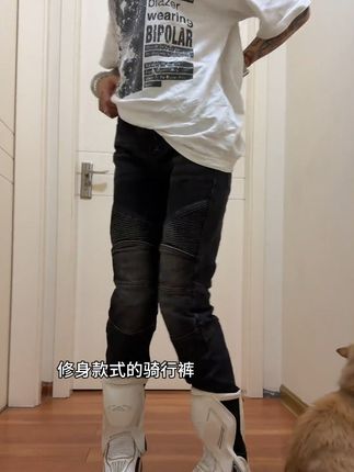 能把牛仔裤做成带护具的骑行裤,这真是没想到,护具齐全,版型修身,就一个字,帅!#摩托车 #机车装备 #机车装备推荐 #骑行服 #好物推荐🔥
