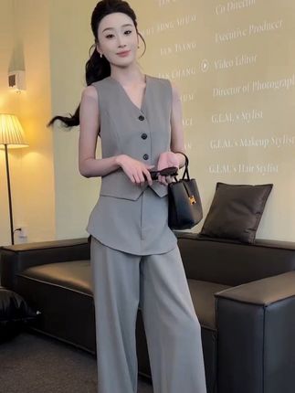 我身上穿的这个套装是西装面料的 视频里边就能看出来很板正而且还不容易皱 颜色也会更显新