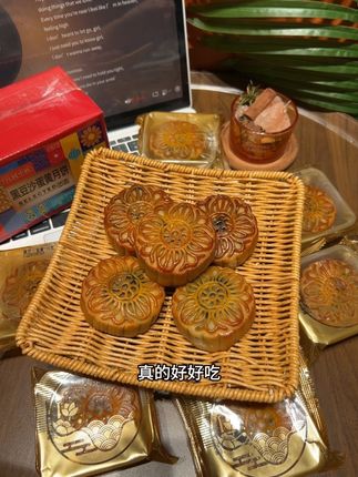 黑豆沙➕咸蛋黄 这一口我真的太爱了 #黑豆沙月饼 #妈呀太香了#是时候安排一下了 #即食