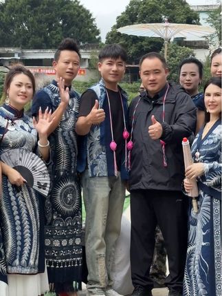 每次偶遇我们徐勃书记,他都是那么的简朴低调,这份作风正是一心为民的生动体现。#贵州村超 #平江芦笙节#看村超游平江 #我为家乡代言 #把非遗穿身上