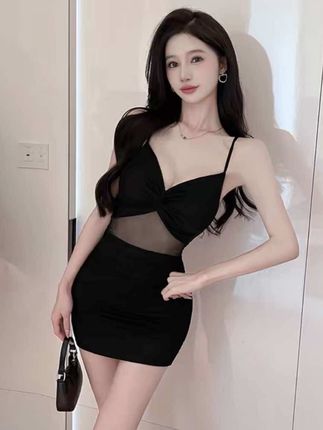 #时尚低胸性感辣妹吊带连衣裙夏季显瘦气质纯欲风黑色露背小黑裙女# 气质穿搭 #连衣裙 #辣妹 #性感