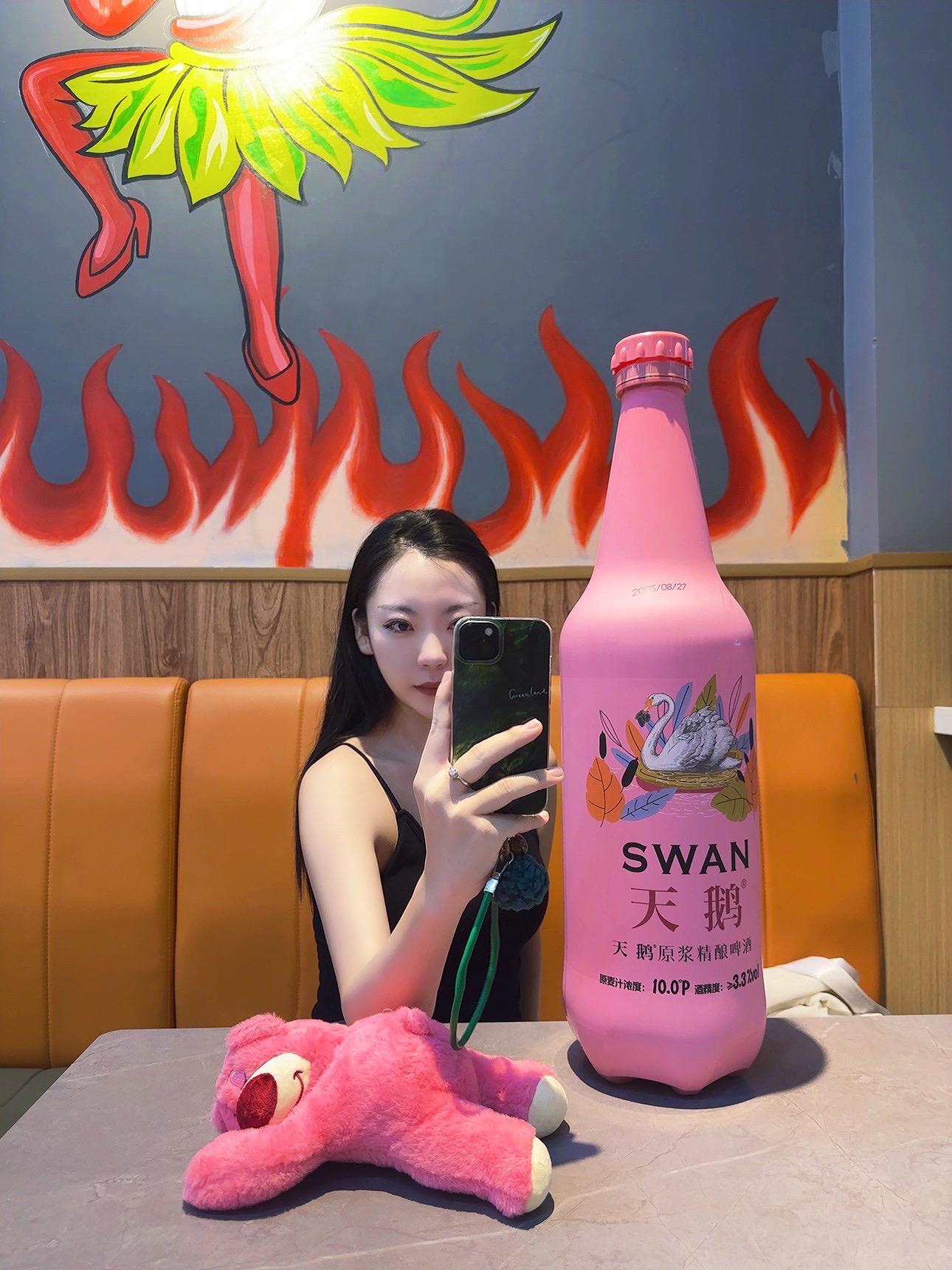 我假装把一切都看的无所谓,实际上每个无所谓的瞬间都在刺痛我。#心碎的声音#天鹅原浆啤酒🍻