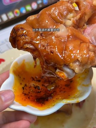 这个#开袋即食 的酱香猪蹄好吃到没边啊!猪蹄软糯脱骨,肉质鲜美细腻,肉连着筋!嚼劲十足,比外面卤的都要好吃!关键现在这价直接到手2包!#好吃到停不下来 #下酒菜#猪蹄#卤味熟食