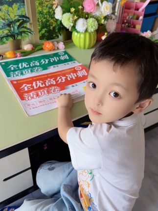#一年级 儿子,已经开始做#语文数学 单元测试卷了,坚持学完一单元测试一单元,及时巩固了单元所学,查缺补漏,打牢语文数学基础#单元测试卷#试卷#小学语文数学测试卷
