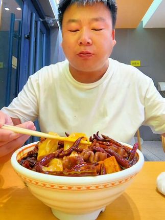 牛肉板面 这板面辣椒特别的香,怎么吃都吃不够啊,现在要是能吃一碗就好了。#牛肉板面 #正宗安徽牛肉板面 #石家庄牛肉板面