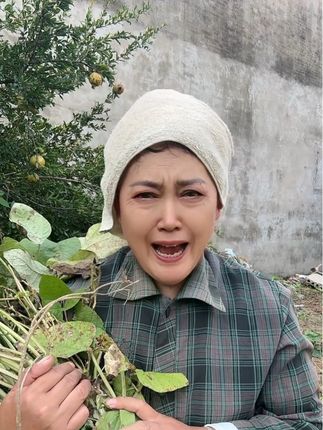 #抖音记录农村生活 大家好,前十年,后十年,……,虽然是表演,却为何把我唱哭了呢?