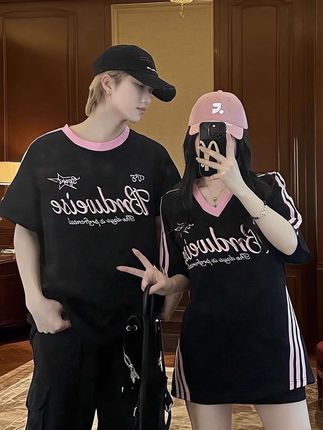 夏日出街不想费心搭配?这套情侣T恤直接锁死! 韩版V领设计自带修脸buff,宽松版型藏肉又显瘦,不管是梨形身材还是微胖星人都能轻松驾驭~ ,字母印花+拼接撞色,把美式运动风的随性和韩系的潮酷狠狠拿捏!男生穿利落清爽,女生穿oversize更显娇小,搭牛仔裤、运动裤都毫无违和感,日常通勤、周末逛gai、情侣约会全场景适配。 ,不用费心想搭配,穿上就是默契满分的街头潮人,回头率直接拉满! ,#情侣T恤推荐 #韩系宽松穿搭 #美式运动风 #百搭情侣装 #夏季潮流单品